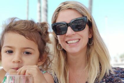 Josefina, junto a una de sus hijas.