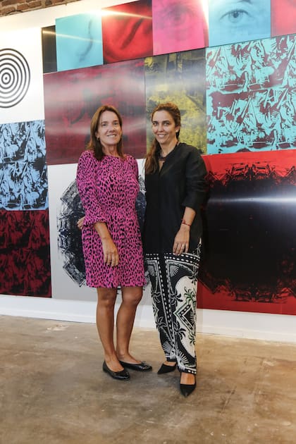 Josefina Maxit y Violeta Quesada, de Arteba, junto a la obra de Fernando Poggio en el espacio de Galería El Aqua