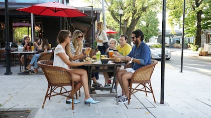 Josefina Mazzoni, Solange Barreda, Fernando Scenna y Pablo Barreda almuerzan en Foodie