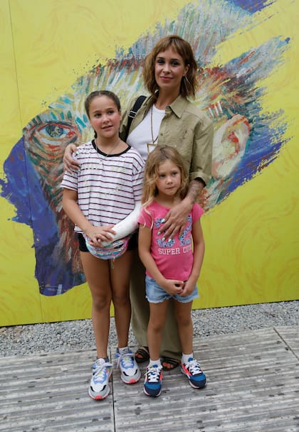 Josefina Pouso con sus hijas Morena y Helena.