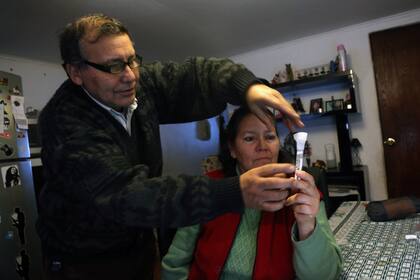 Josefina Sandoval, junto a su marido, abren un kit de examen de ADN con la esperanza de encontrar al hijo que nunca más volvió a ver