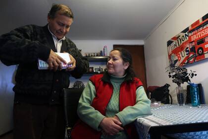 Josefina Sandoval, junto a su marido, abren un kit de examen de ADN con la esperanza de encontrar al hijo que nunca más volvió a ver