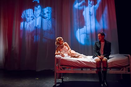 Josefina Scaglione y Luciano Cáceres, en una escena de la obra