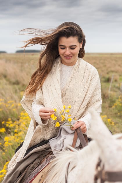 Josefina Solanet guía cabalgatas en Estancia Don Joaquín.