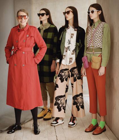 Josefina: trench (Perramus), medias (Mora), mocasines (Mishka), anteojos (Hardem). Saco a cuadros (Mishka), overol de gabardina (Cher), borcegos (Jessica Kessel). Saco de terciopelo verde (Rapsodia), camisa y pantalón estampados (Jazmín Chebar), zapatillas (Perramus). Camisa y chaleco de lana (Las Pepas), pantalón sastrero (Uma), mocasines y carteras (Mishka), anteojos (Hardem)