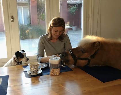 Josefina, veterinaria y dueña del poni, en una merienda habitual con sus animales