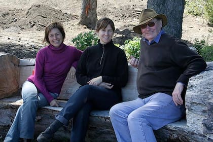 Josefina y Martina junto a John Brookes, paisajista que fue su mentor y las impulsó a enseñar. 