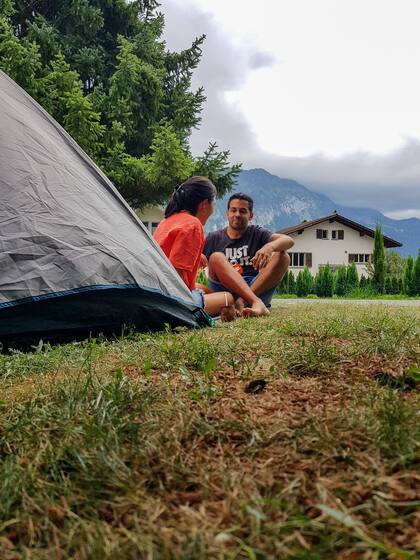 Josefina y Sebastián en pleno camping en Suiza, uno de los 22 países que conocieron