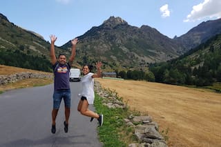 Eran empleados públicos, dejaron todo y tras recorrer 22 países, cultivan kiwis en Nueva Zelanda