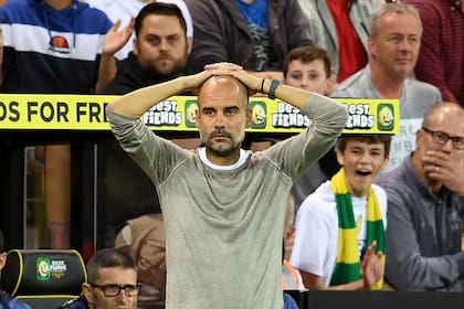 Pep Guardiola, frustrado por la derrota de su equipo.