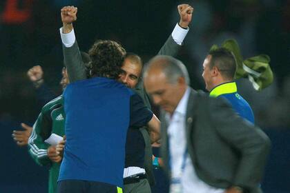 Josep Guardiola celebra la conquista de Barcelona en 2009 ante Alejandro Sabella, el entrenador de Estudiantes.