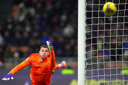 Josep Martínez vuela ante un remate desviado de un futbolista de Udinese, por la Copa Italia