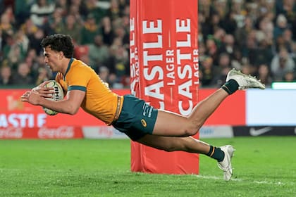 Joseph-Aukuso Suaalii vuela al try durante el encuentro del Rugby Championship de Australia ante Sudáfrica, en Ellis Park, Johannesburgo