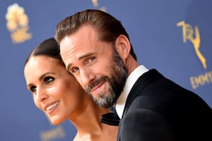Joseph Fiennes y su esposa Maria Dolores Dieguez, en los Emmy de 2018