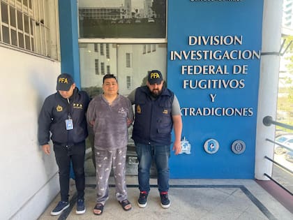 Joseph Freyser Cubas Zavaleta, un supuesto narco peruano que está alojado en una dependencia de la Policía Federal Argentina (PFA) a la espera de su extradición a su país de origen, quedó detenido por su presunta vinculación con los homicidios de Morena Verdi, Brenda del Castillo y Lara Gutiérrez