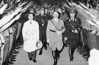 Joseph Goebbels (izq.) junto a Adolf Hitler