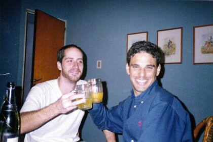 Joseph junto a Nacho, su amigo que conoció en la Sonoma State University de California.