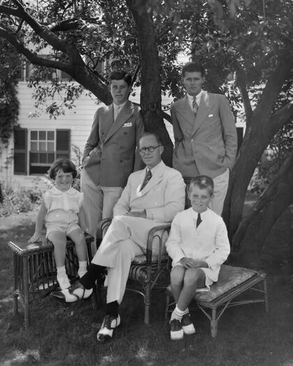 Joseph P. Kennedy posando con sus hijos a su alrededor
