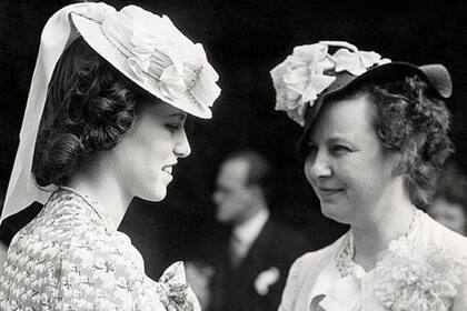 Por un tiempo, Rosemary se comportó como la sociedad y su padre esperaban: aquí aparece como anfitriona en la celebración del Día de la Independencia a la que la Embajada de EE.UU. en Londres