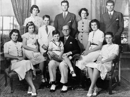 Joseph P. Kennedy y su esposa Rosemary Kennedy posan con sus nueve hijos para esta foto en 1938 en Bronxville, Nueva York. Desde la izquierda están sentados: Eunice, Jean, Edward (en el regazo de su padre), Patricia y Kathleen. De pie: Rosemary, Robert, John, Rosemary Kennedy y Joseph, Jr.