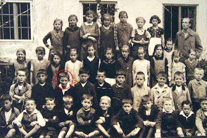 La foto de 1935 muestra a Joseph Ratzinger, segunda fila, tercero desde la izquierda, con sus compañeros de tercer grado de la escuela primaria Aschau am Inn. Joseph Ratzinger, quien luego se convirtió en el Papa Benedicto XVI