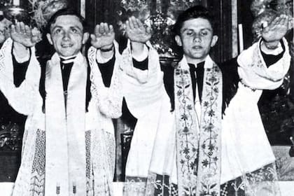 La fotografía de archivo del 29 de junio de 1951 muestra a Joseph Ratzinger, a la derecha, y a su hermano Georg después de su ordenación sacerdotal en Freising, en el sur de Alemania.