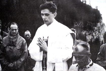 La foto de archivo de 1952 muestra al sacerdote Joseph Ratzinger durante una misa al aire libre en Ruhpolding, en el sur de Alemania.