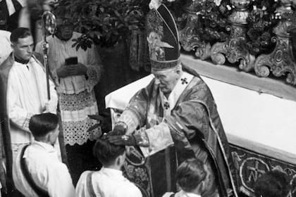 La foto de archivo del 29 de junio de 1951 muestra al cardenal Michael von Faulhaber, arriba, mientras bendice a Joseph Ratzinger durante su ordenación sacerdotal en la catedral de Freising, en el sur de Alemania.