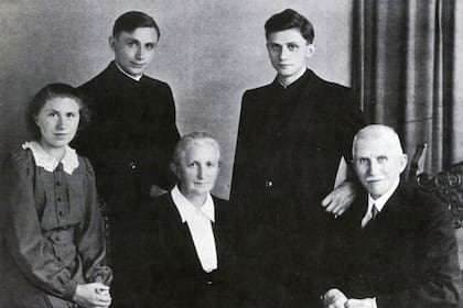 La fotografía tomada en 1951 muestra a la familia de Josef Ratzinger (arriba, der.) en Freising, Baviera, después de la ordenación de él y su hermano Georg (arriba, izq.).