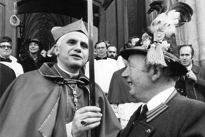 La foto de archivo del 28 de febrero de 1982 muestra al entonces cardenal Joseph Ratzinger, a la izquierda, probando el filo del sable del alpinista Andreas Stadler, a la derecha, en Munich.