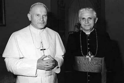 En esta foto de archivo de 1979, el papa Juan Pablo II, a la izquierda, posa con el cardenal Joseph Ratzinger de Munich