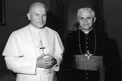 En esta foto de archivo de 1979, el papa Juan Pablo II, a la izquierda, posa con el cardenal Joseph Ratzinger de Munich, quien fue nombrado el 25 de noviembre de 1981 prefecto de la Congregación para la Doctrina de la Fe y presidente de la Pontificia Comisión Bíblica. y de la Comisión Teológica Internacional, el antiguo Santo Oficio
