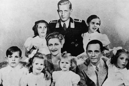 Joseph y Magda Goebbels junto a sus seis hijos pequeños acompañaron a Hitler hasta el final y corrieron su misma suerte. El uniformado de la foto es Harald Quandt, hijo del primer matrimonio de Magda Goebbels.