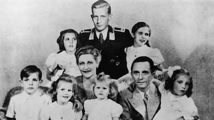 Joseph y Magda Goebbels junto a sus seis hijos pequeños acompañaron a Hitler hasta el final y corrieron su misma suerte. El uniformado de la foto es Harald Quandt, hijo del primer matrimonio de Magda Goebbels