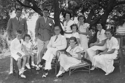 Joseph y Rose Kennedy, junto a sus nueve hijos