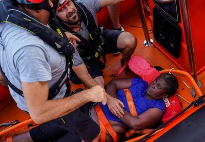 Josepha, una camerunesa de 40 años es asegurada en la camilla para su traslado