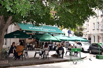 Josephina´s Café, ubicado en Guido 1532, en el barrio de recoleta, la Petit Paris de Buenos Aires, frente a la plazoleta Pedro Miguel Obligado.