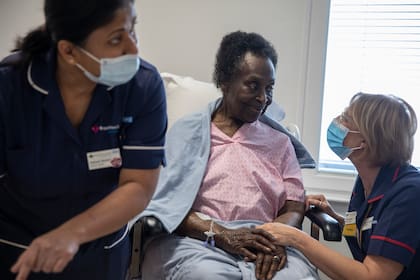 Josephine Faleye, de 80 años, está preparada para recibir la vacuna Pfizer-BioNTech en el hospital Royal Free de Londres el 8 de diciembre de 2020 al inicio del programa de vacunación más grande de la historia de Gran Bretaña