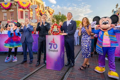 Josh D’Amaro y Bob Iger durante los festejos por los 70 años de Disneylandia en julio de 2025