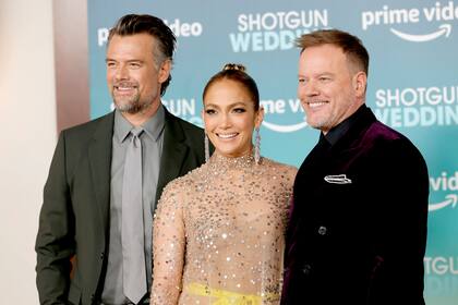 Josh Duhamel, Jennifer Lopez y el director Jason Moore en la presentación de Una boda explosiva, la nueva propuesta de Prime Video; el evento se llevó a cabo el pasado miércoles en el TCL Chinese Theatre de Los Ángeles