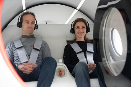 Josh Giegel, cofundador de la compañía, y Sara Luchian, directora de Experiencia de Pasajeros, fueron los primeros en probar un viaje en el hyperloop de Virgin
