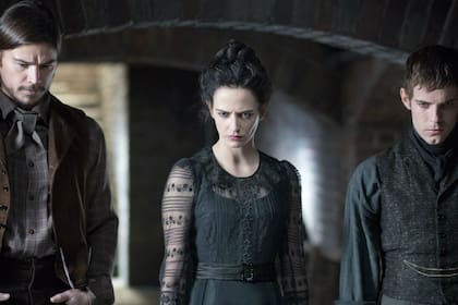 Josh Hartnett, Eva Green y Harry Treadway en Penny Dreadful, la serie de John Logan que fue uno de sus pocos éxitos artísticos en tiempos recientes