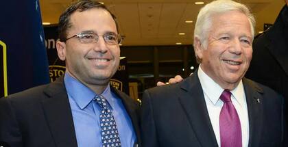 Josh Kraft y su padre en una reunión de los Patriots, equipo de beisbol de la familia