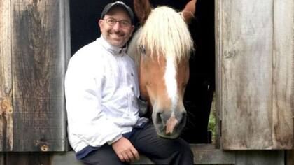 Josh Manheimer prefiere mil veces darle de comer a sus caballos que reunirse con clientes.