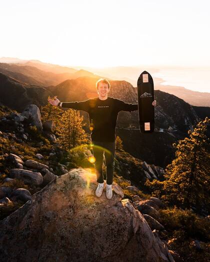 Josh Neuman viajaba acompañado por dos personas de la compañía belga que lo contrató para un comercial (Foto: Instagram/@joshneuman)