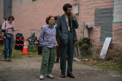 Josh O'Connor y la directora Kelly Reichardt en una pausa del rodaje