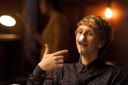 Josh Thomas, creador y protagonista de Please Like Me en una escena de la serie