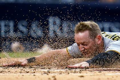 Josh VanMeter de los Pittsburgh Pirates en acción frente a San Diego Padres