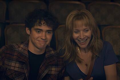 Joshua Bassett y Lisa Kudrow en Nate, Mejor tarde que nunca