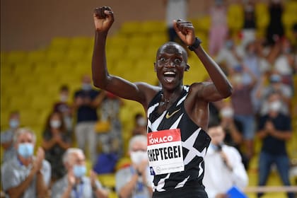 Joshua Cheptegei, de Uganda, rompió el récord mundial en el evento masculino de 5000 metros durante la Reunión de Atletismo de la Liga Diamante en el Estadio Louis II, en Mónaco, el 14 de agosto de 2020